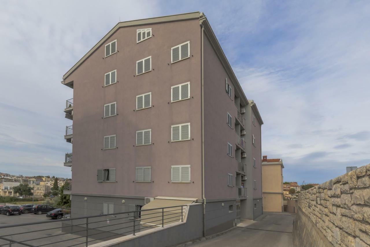 Center Penthouse Apartment *