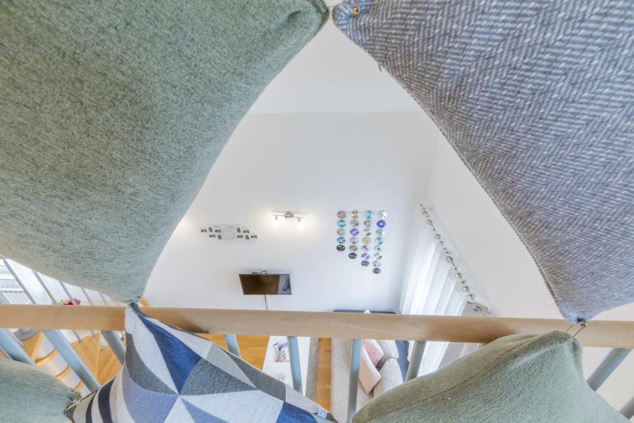 Center Penthouse Apartment *